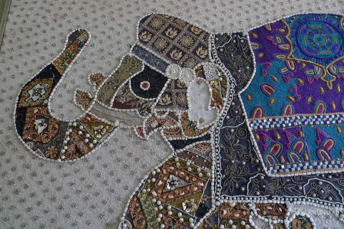 Siuvinėtas rankomis,su natūraliais perlais puikus