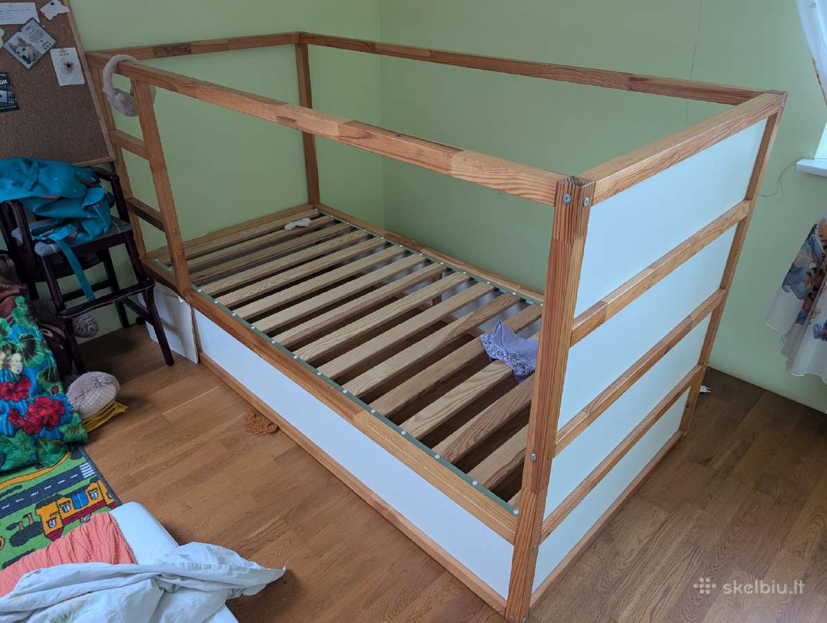 Apverčiama Ikea vaikiška lova su viskuo