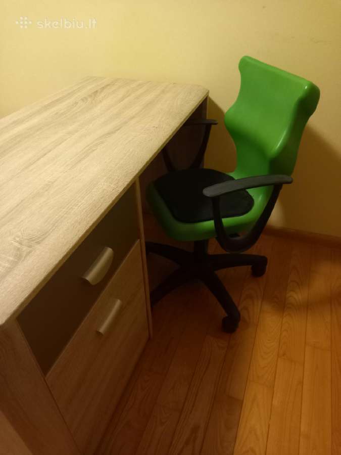 Rašomas stalas su kėde