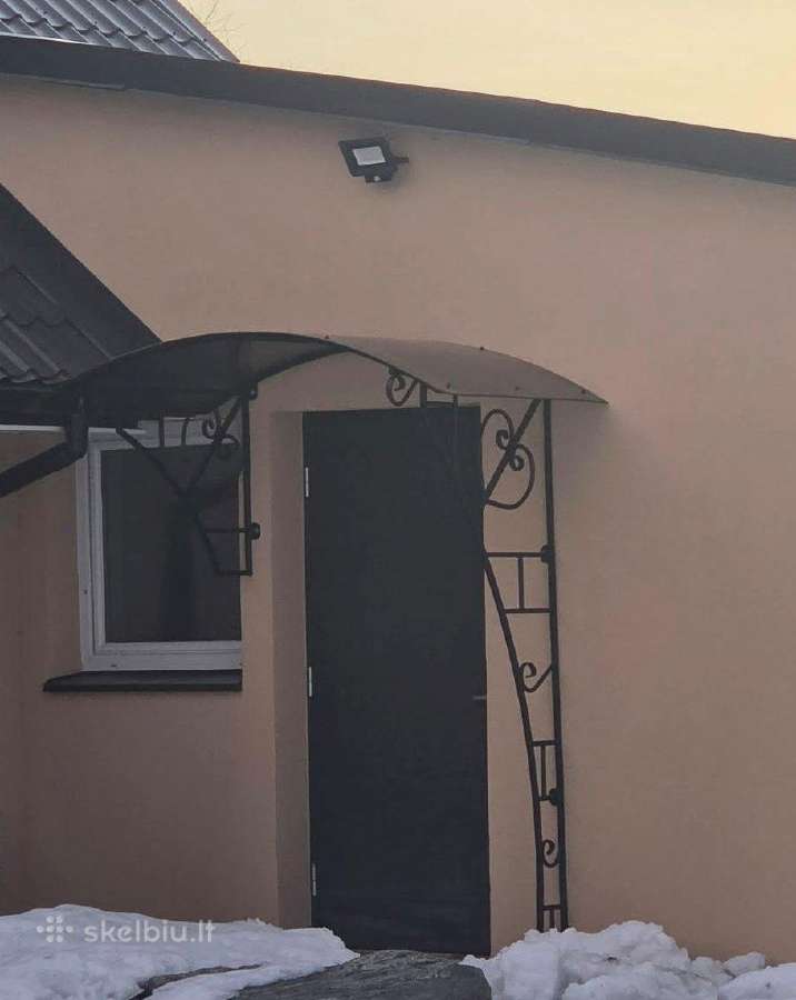 Metalinė durų sienelė su stogeliu