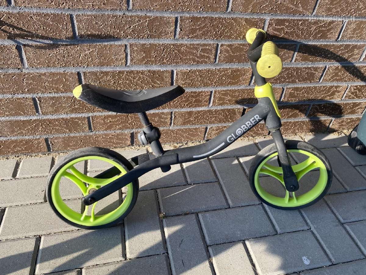 Vaikiškas paspiriamas dviratis ir automobilis