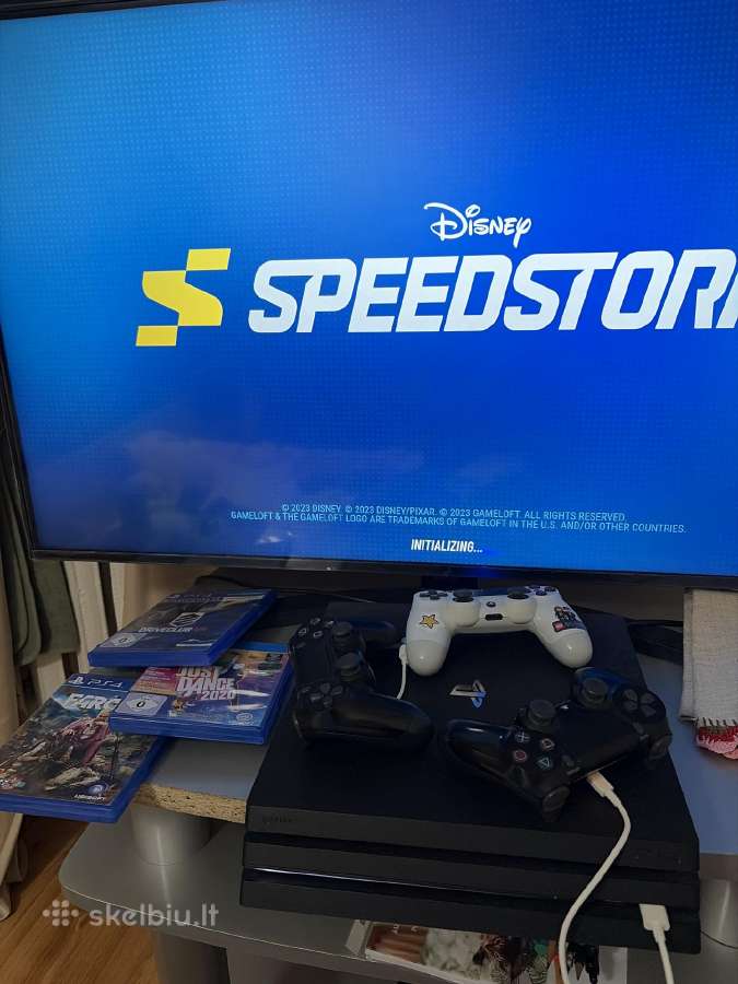 Ps 4 pro 1 TB + 3 pultai + žaidimai