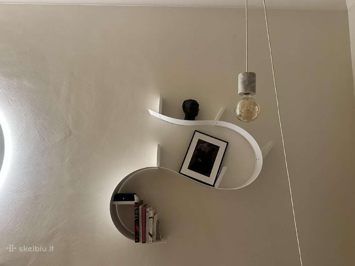 „bookworm“ lentyna, gamintojas Kartell (Italija).