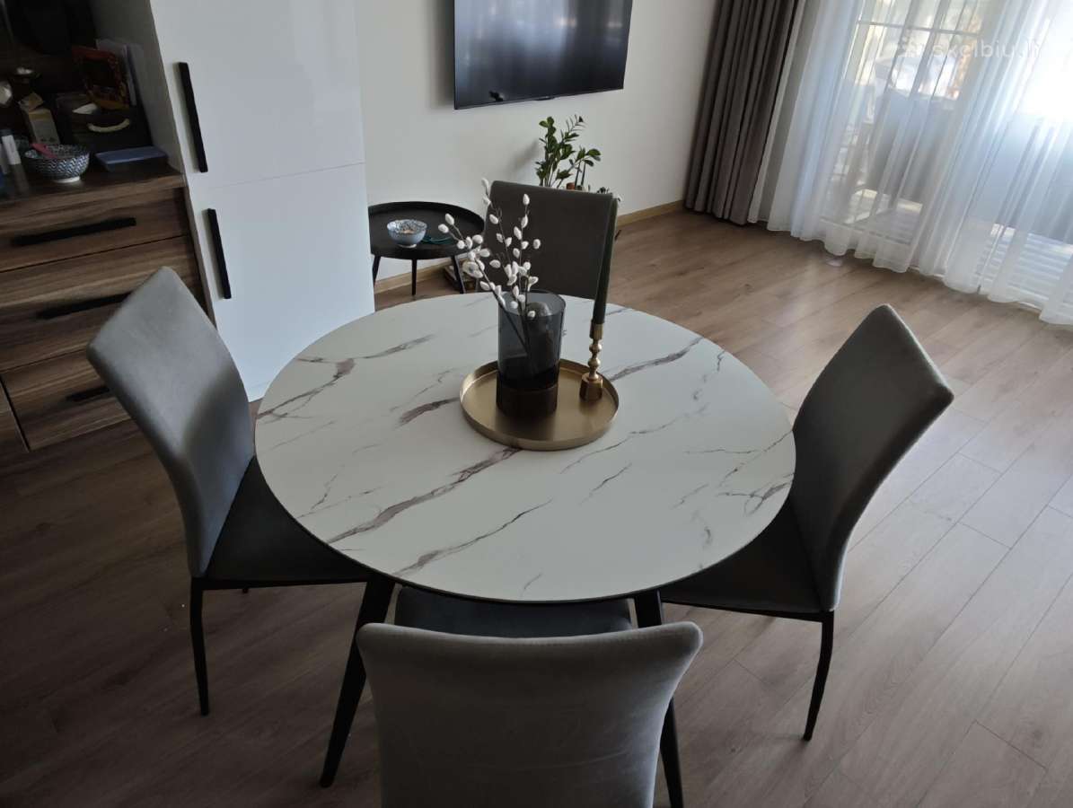 Stalas be kėdžių