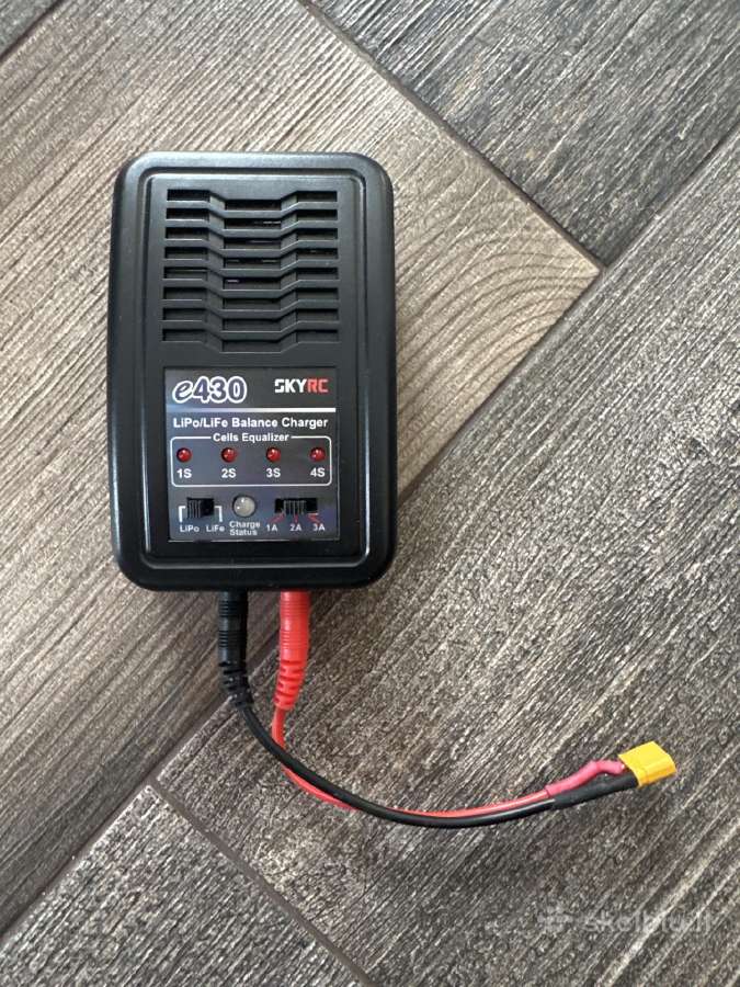 Skyrc e430 2-4 cell pakrovejas