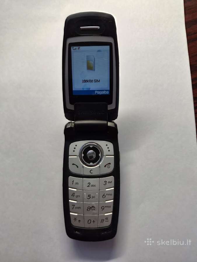 Samsung Sgh-e760 telefonas su pakrovėju.