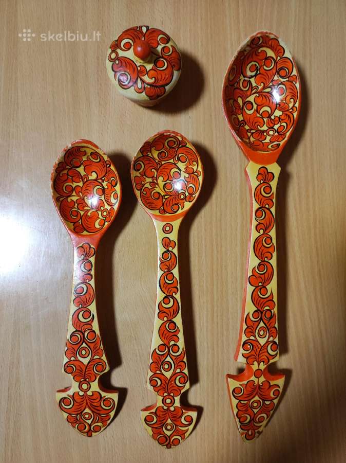 Medinių šaukštų rinkinys „chochloma“ su druskine