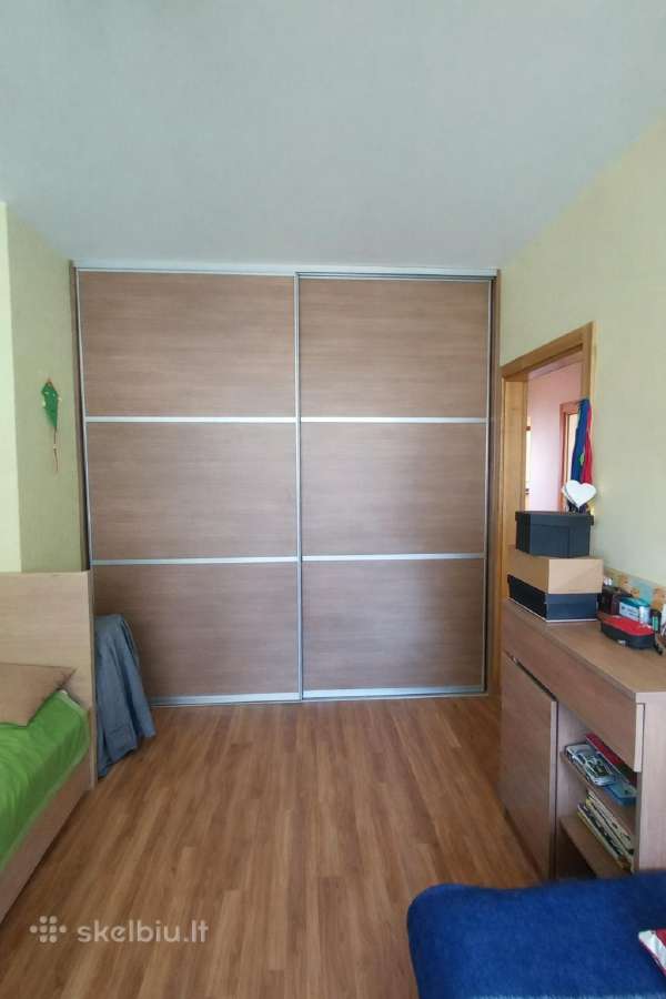 Įmontuojama spinta su stumdomomis durimis