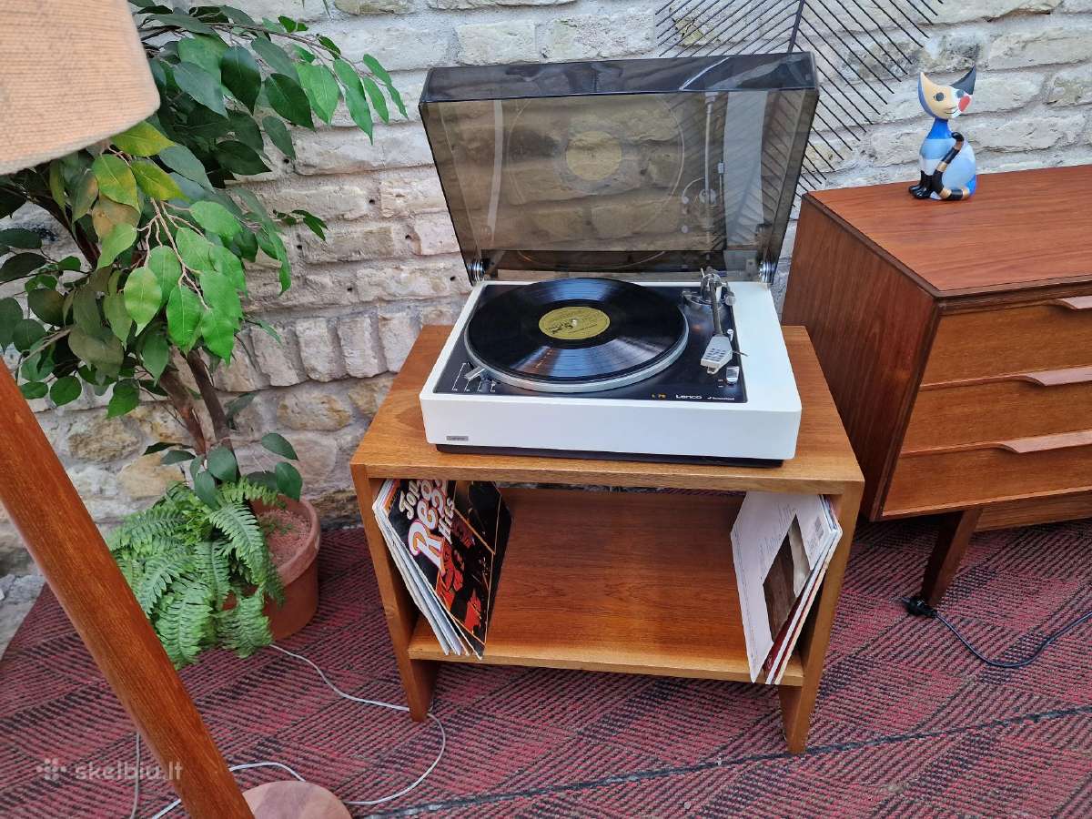 Vintažinis mid century riešuto patefono staliukas