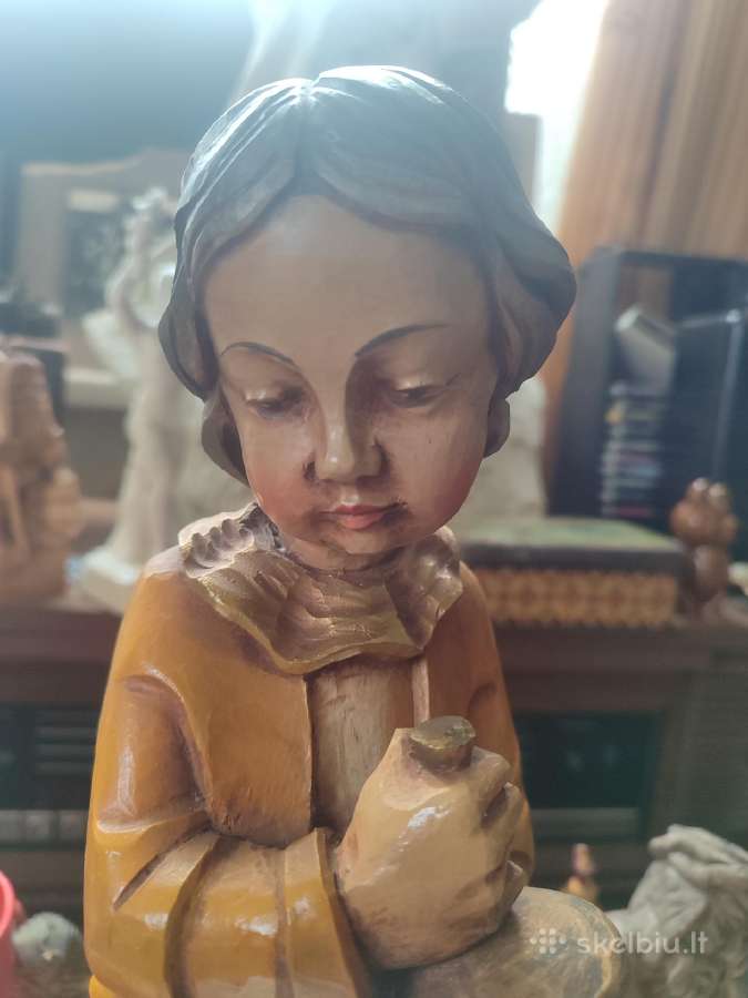 Vintažinė grojančios mergaitės medinė statula