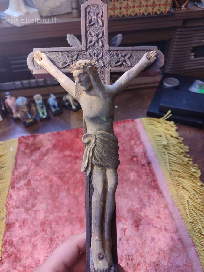 Religija senas pastatomas medinis kryžius