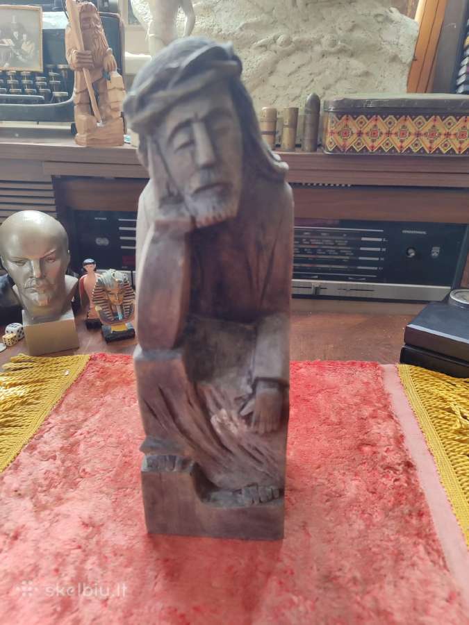 Religija senas medinis rūpintojėlis