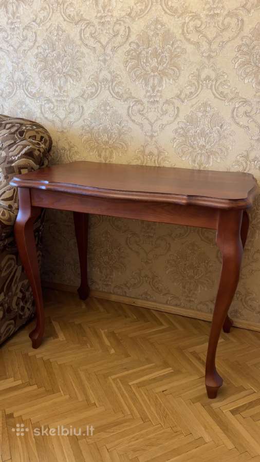 Elegantiškas ąžuolo masyvo staliukas