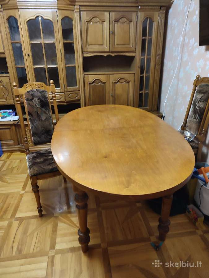 Parduodamas valgomojo stalas su 7 kėdėmis