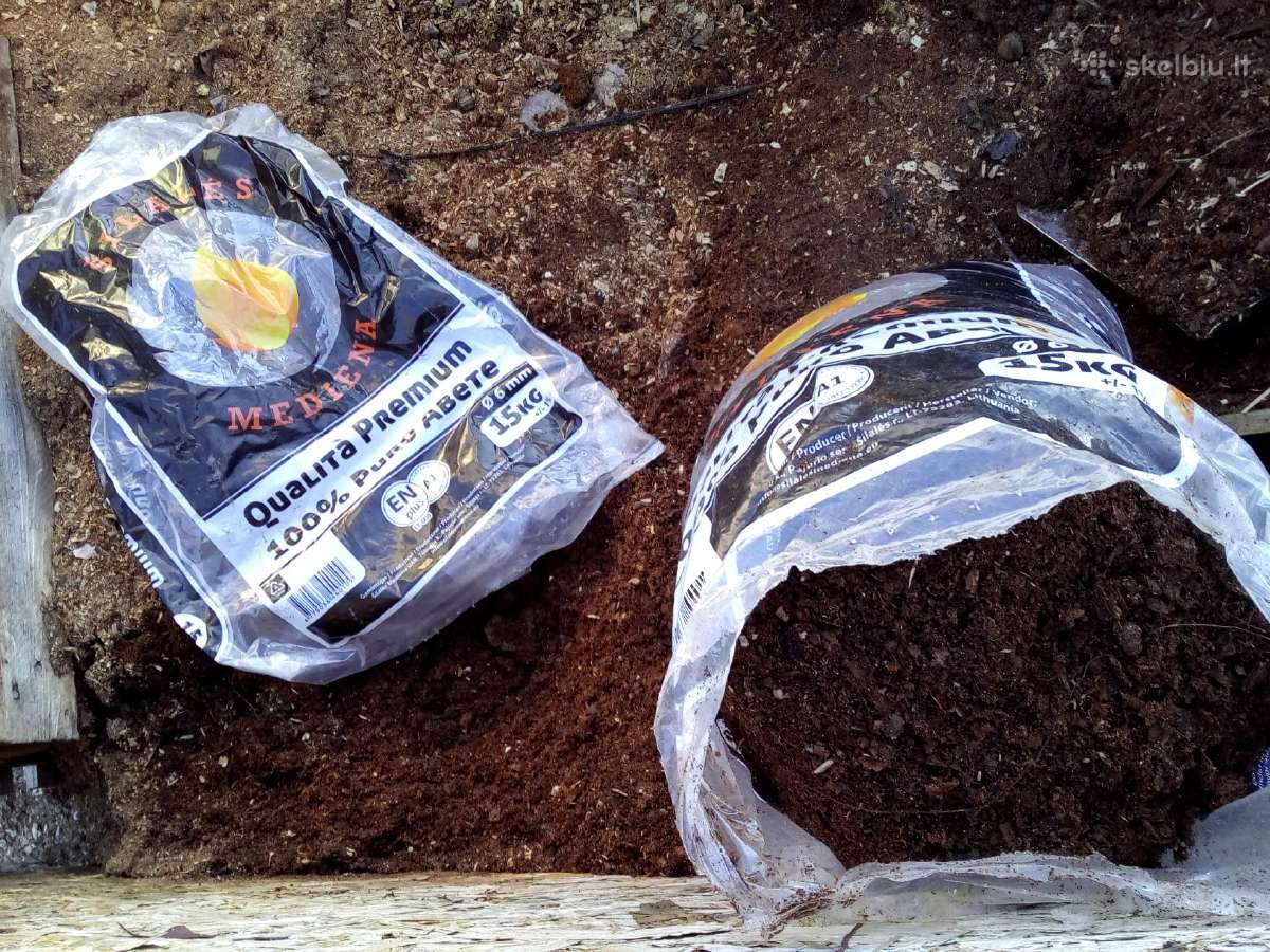 Spygliuočių pjuvenos maišeliais