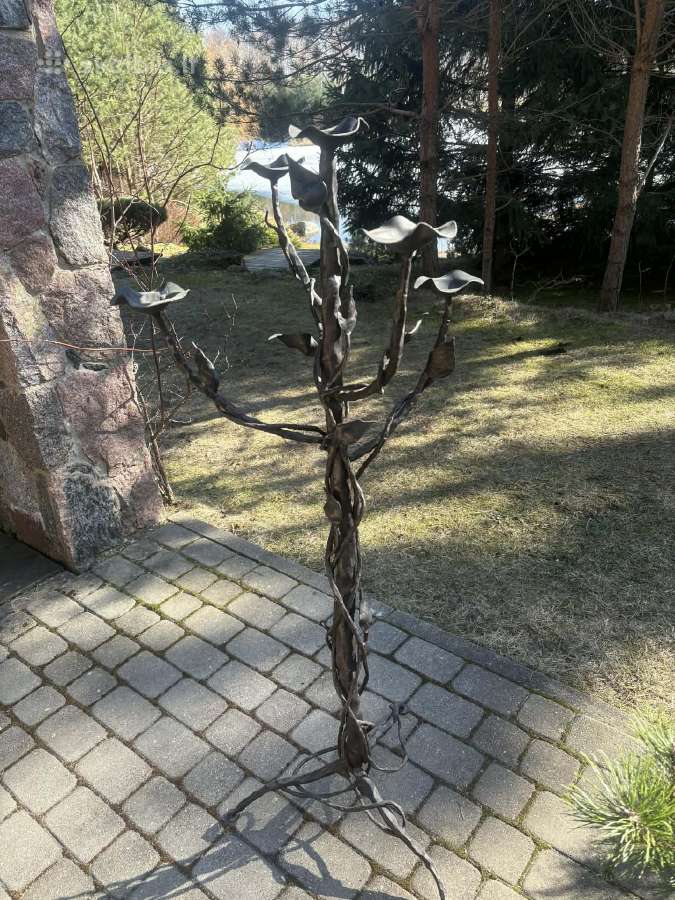 Aukšta metalinė kalvių rankų darbo žvakidė