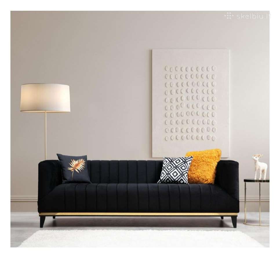 Juoda sofa