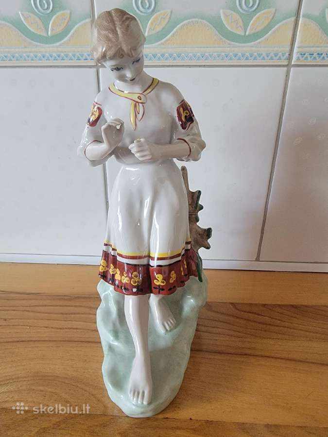 Vintažinė statulėlė " Mergina su ramune"