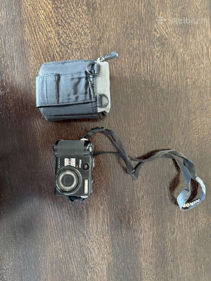 Nikon Coolpix fotoaparatas su dėklu – kompaktiškas