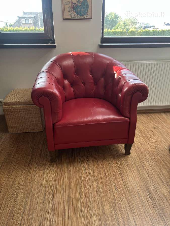 Klasikinis raudonos odos klubinis fotelis