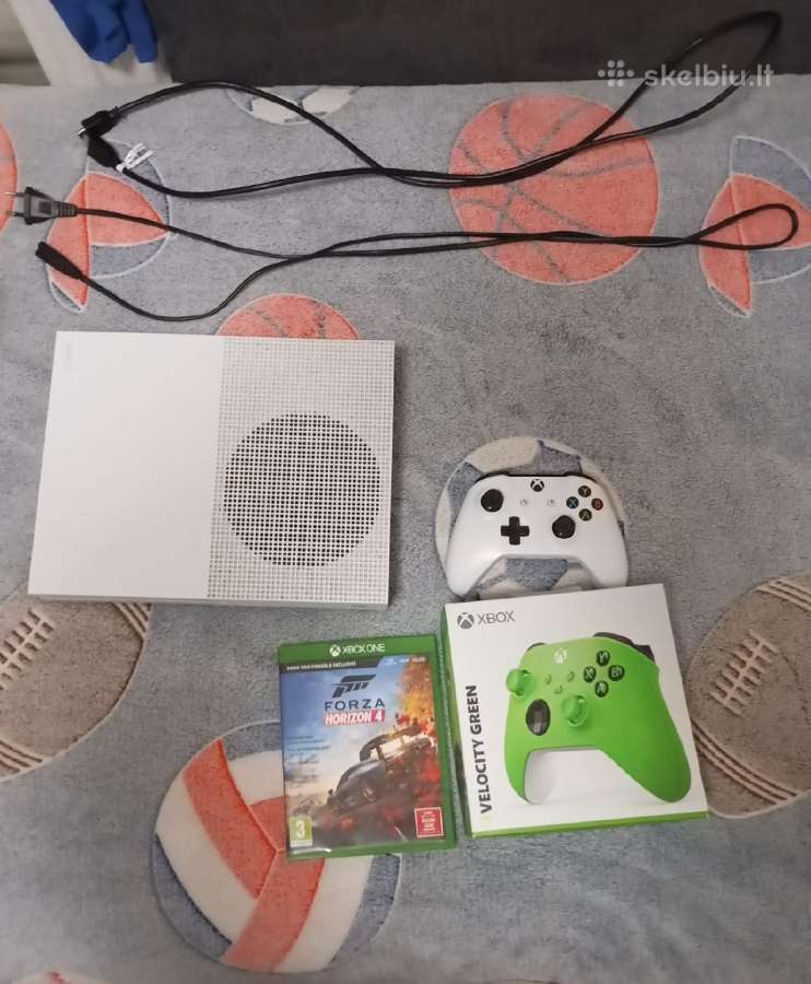Xbox One S 1tb 2 pulteliai + diskinis žaidimas.