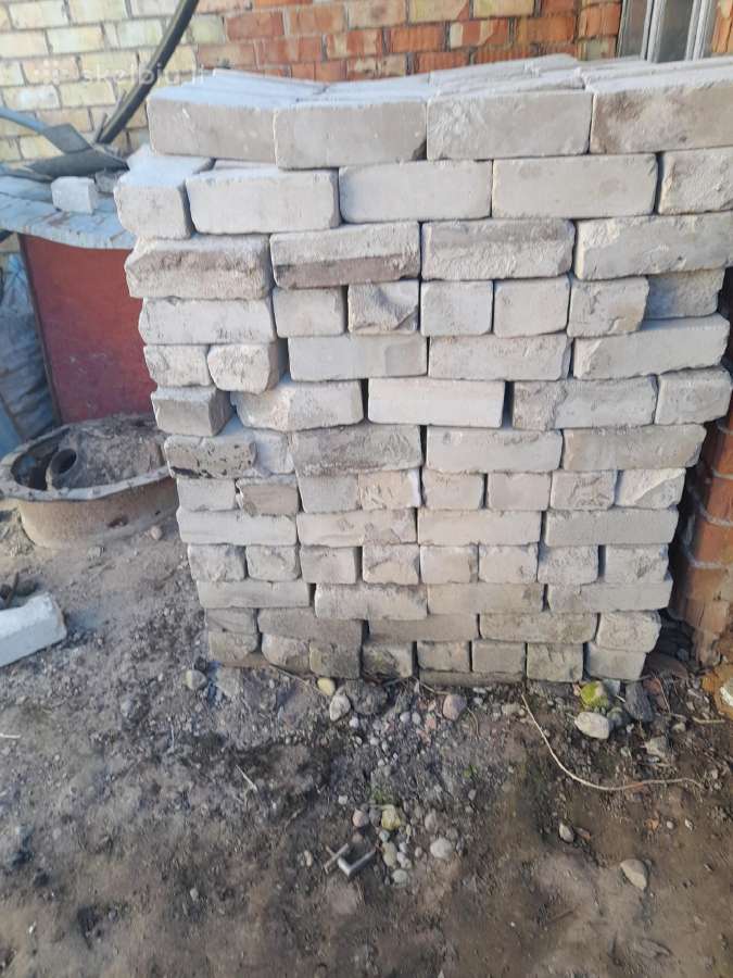 Parduodu silikatinių plytų apie 1000 vnt.