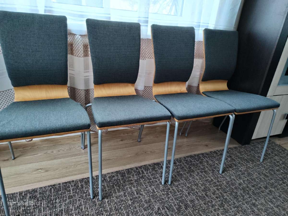 Kėdės (yra 4 vnt.)