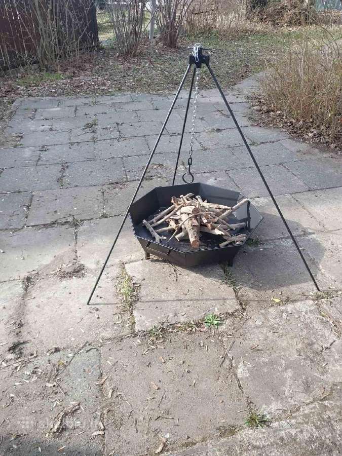 Reguliuojamo aukščio trikojis stabili šešiakampe