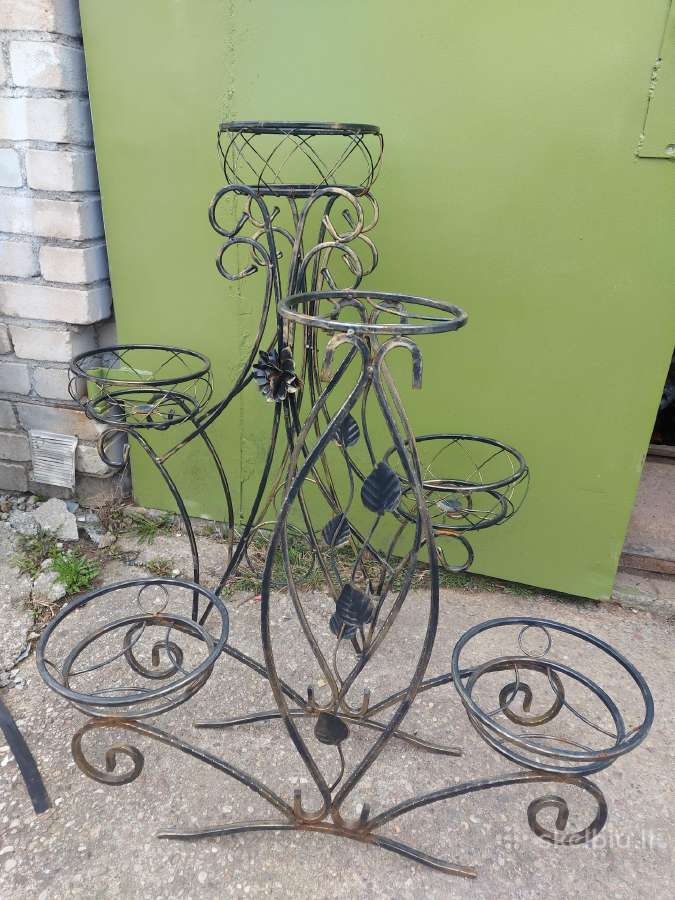 Metalinis stovas gėlėms