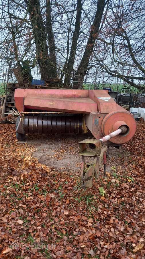 Presas New Holland 268 šienui ar šiaudams