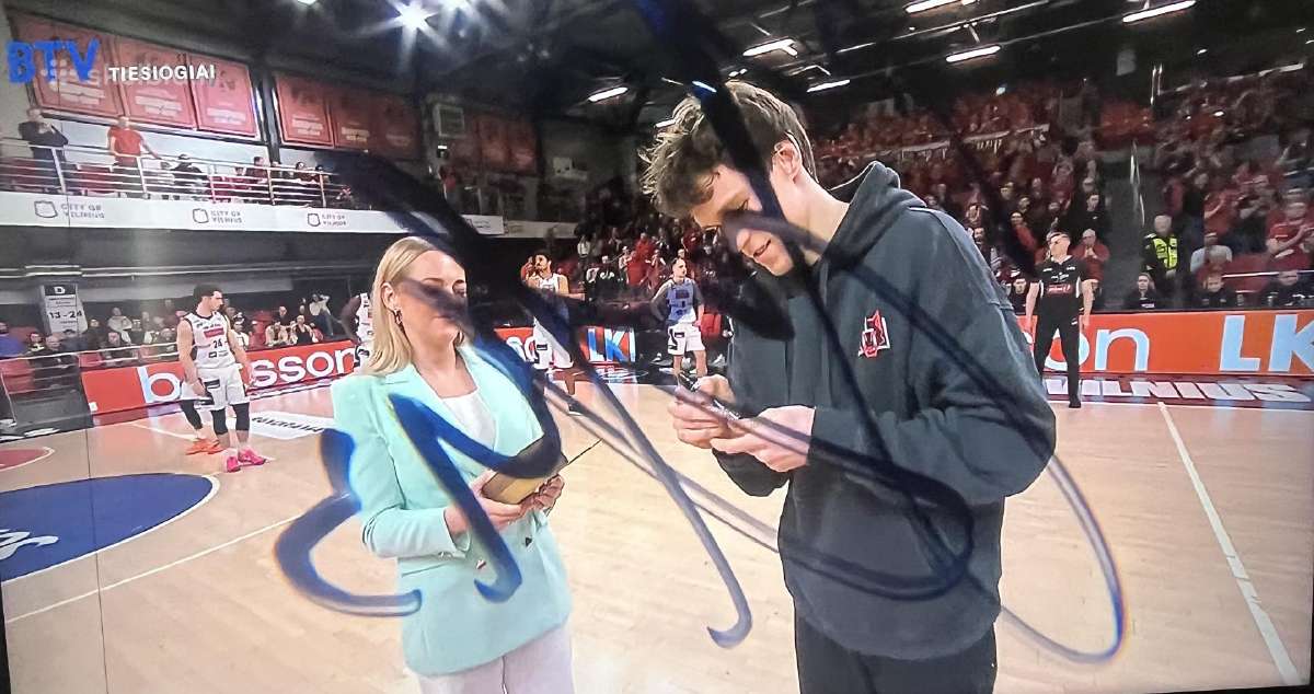 Lkl mėnesio Mvp "Ryto" žaidėjų parašai ant kameros - nuotraukos Nr. 2