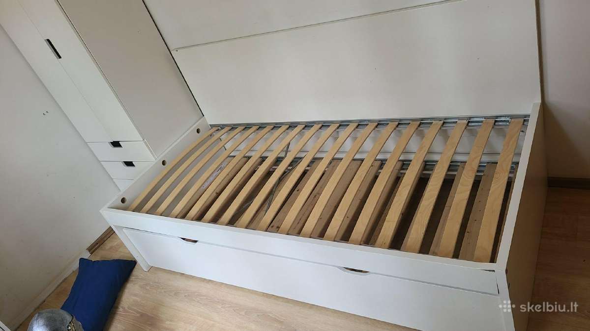 Ikea lova, išsitraukia antra