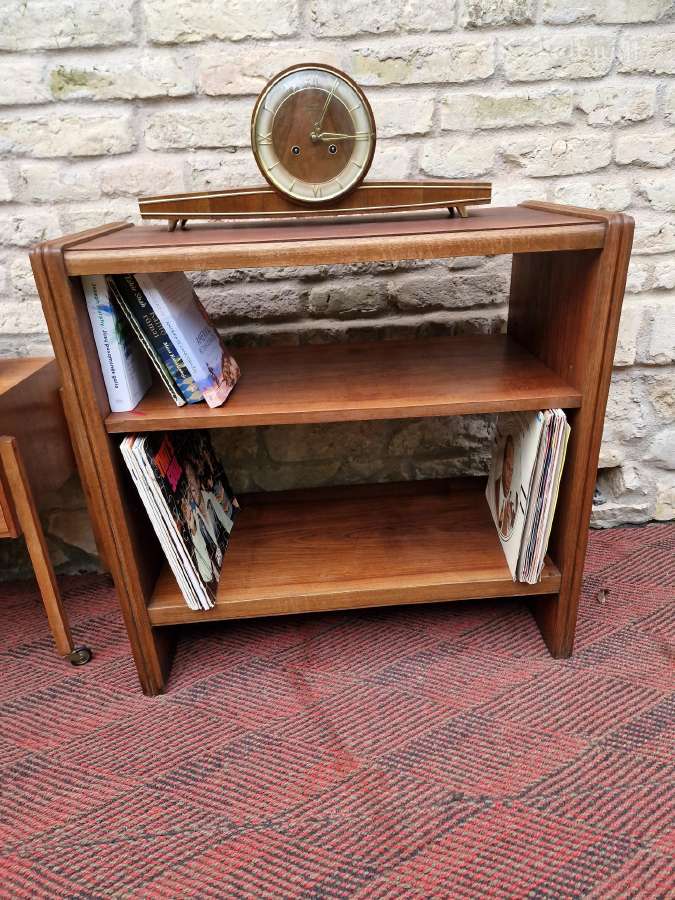 Vintažinė mid century riešutmedžio knygų lentyna