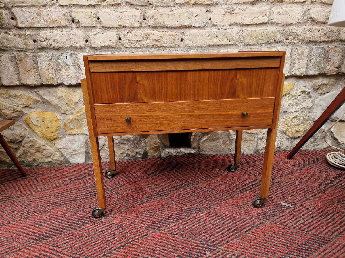Vintažinis mid century tikmedžio staliukas/siūlinė
