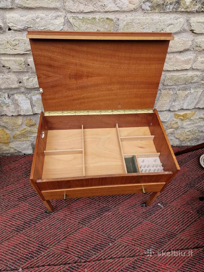 Vintažinis mid century tikmedžio staliukas/siūlinė - nuotraukos Nr. 3