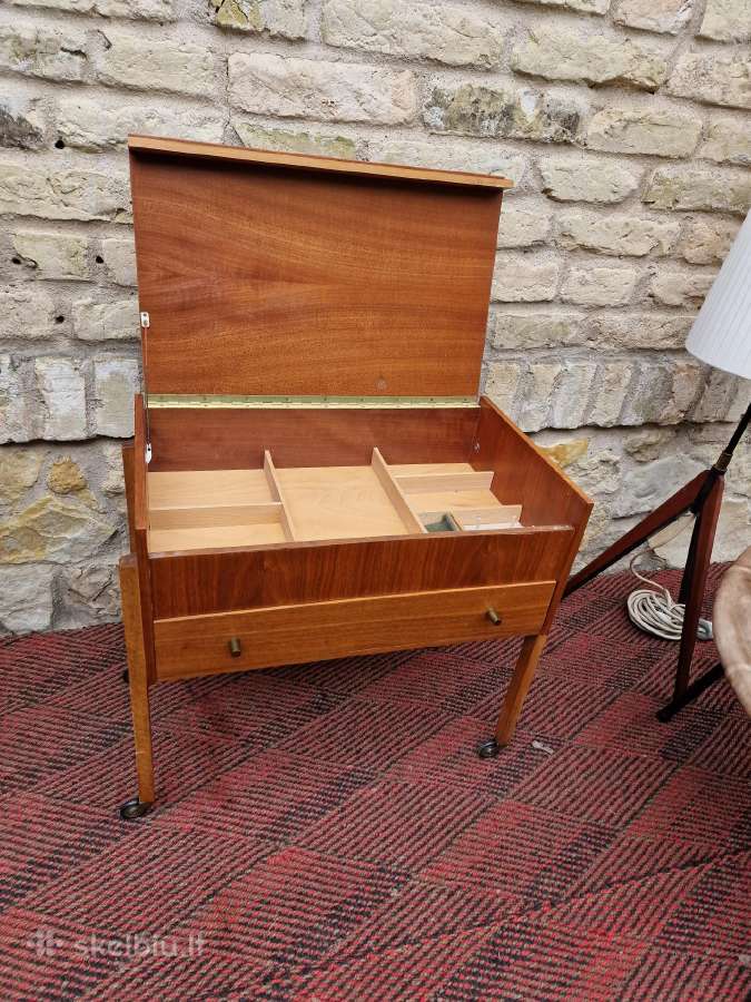 Vintažinis mid century tikmedžio staliukas/siūlinė - nuotraukos Nr. 8
