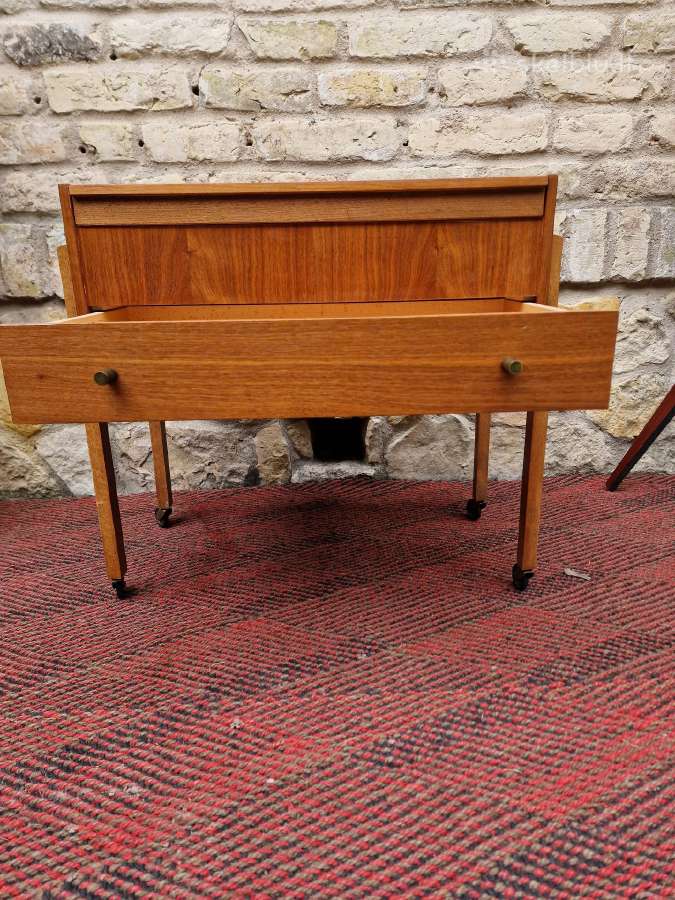 Vintažinis mid century tikmedžio staliukas/siūlinė - nuotraukos Nr. 9