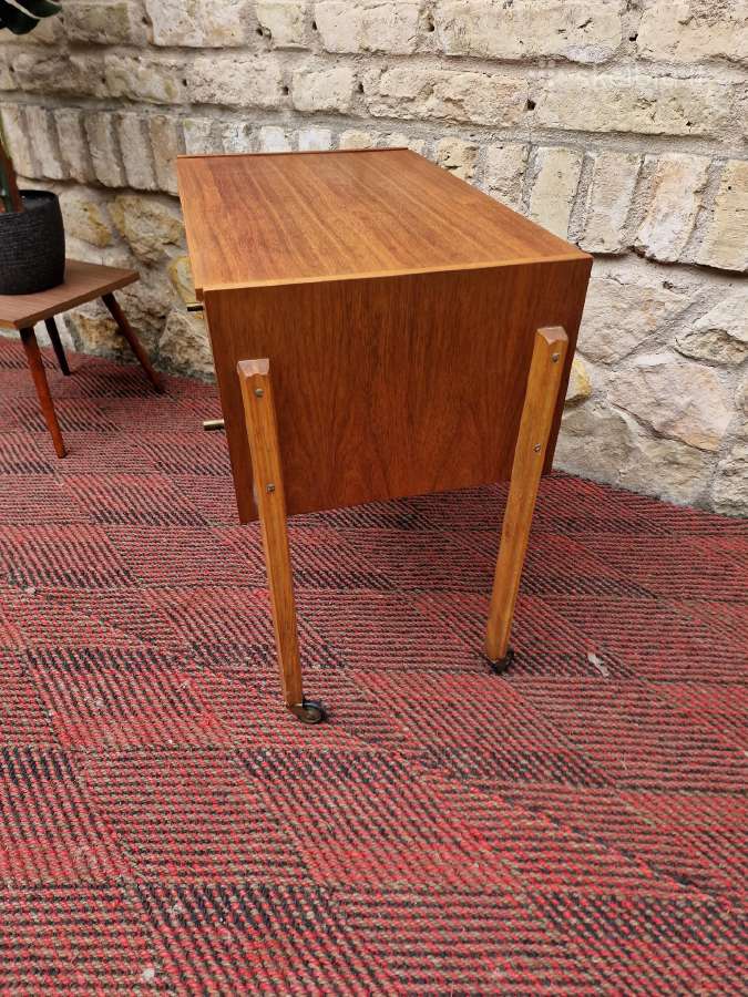 Vintažinis mid century tikmedžio staliukas/siūlinė - nuotraukos Nr. 12