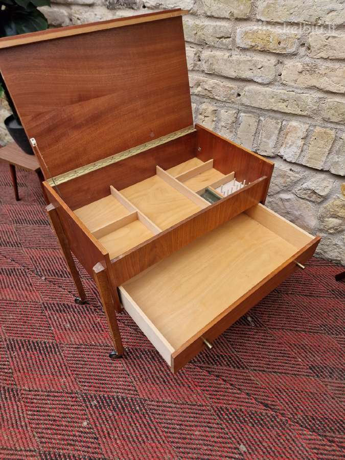 Vintažinis mid century tikmedžio staliukas/siūlinė - nuotraukos Nr. 19