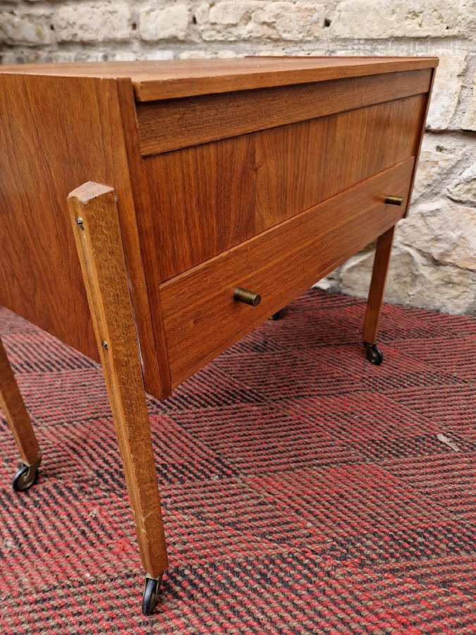Vintažinis mid century tikmedžio staliukas/siūlinė - nuotraukos Nr. 20