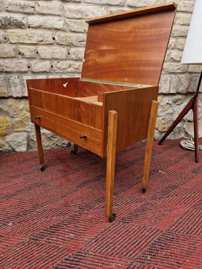 Vintažinis mid century tikmedžio staliukas/siūlinė - nuotraukos Nr. 27