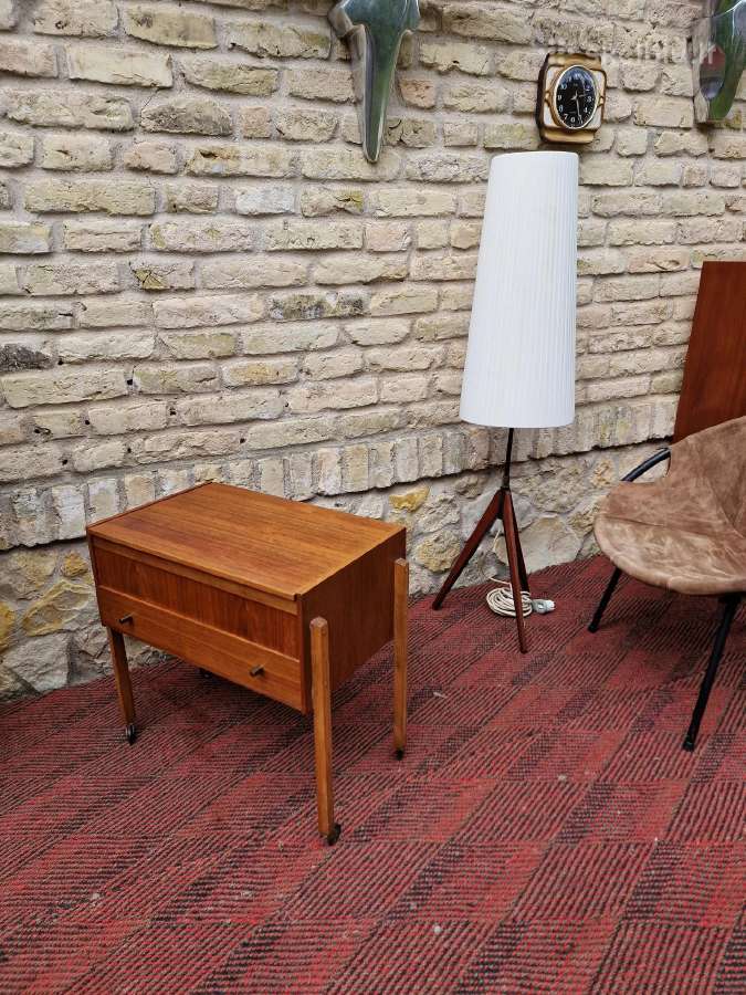Vintažinis mid century tikmedžio staliukas/siūlinė - nuotraukos Nr. 28