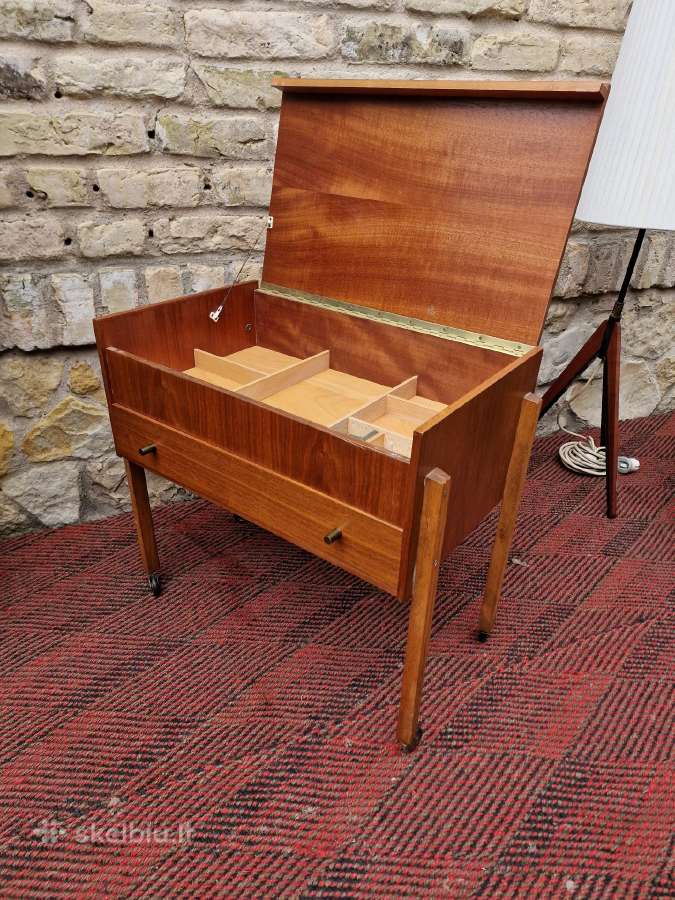Vintažinis mid century tikmedžio staliukas/siūlinė - nuotraukos Nr. 29