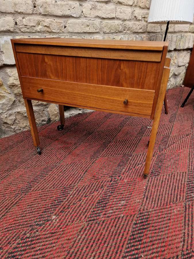 Vintažinis mid century tikmedžio staliukas/siūlinė - nuotraukos Nr. 30