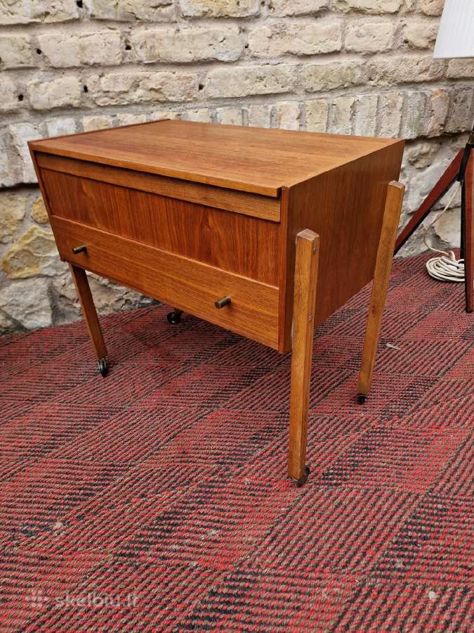 Vintažinis mid century tikmedžio staliukas/siūlinė - nuotraukos Nr. 31