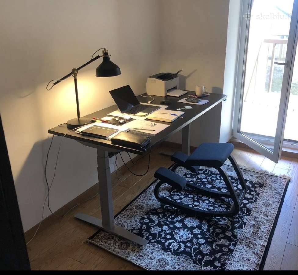 Isku kilnojamas darbo stalas