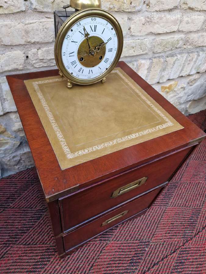Vintažinė mid century raudonmedžio masyvo komodėlė - nuotraukos Nr. 2