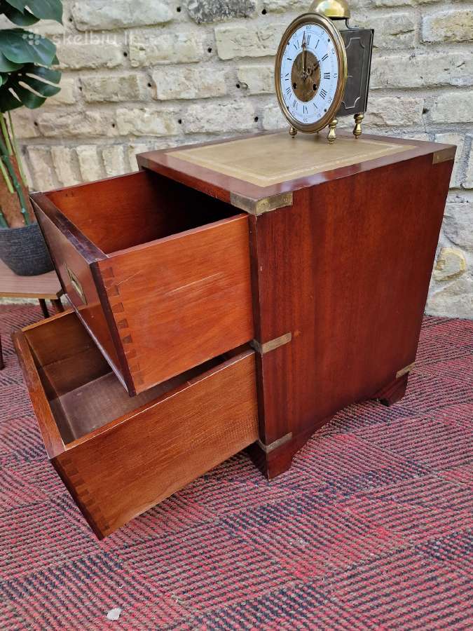 Vintažinė mid century raudonmedžio masyvo komodėlė - nuotraukos Nr. 15