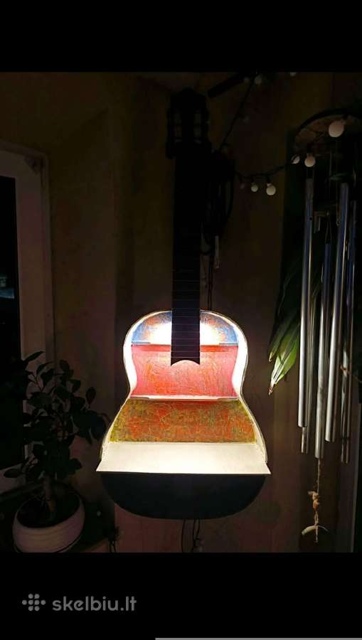 Gitaros formos sieninis šviestuvas - lentynėlė