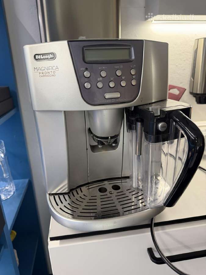 Delonghi Magnifica kavos aparatas su pieno talpa